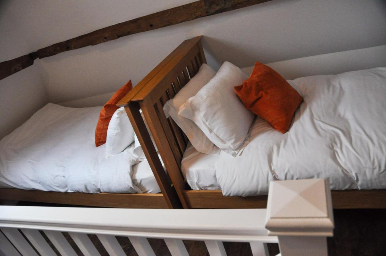 Upstairs At 33 - Self Check In Boutique Accommodation In Worcester Centre Exterior photo